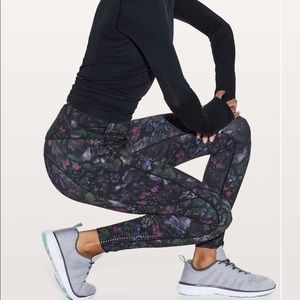 EUC Lululemon Fast &Free II 28” Frozen Flourish